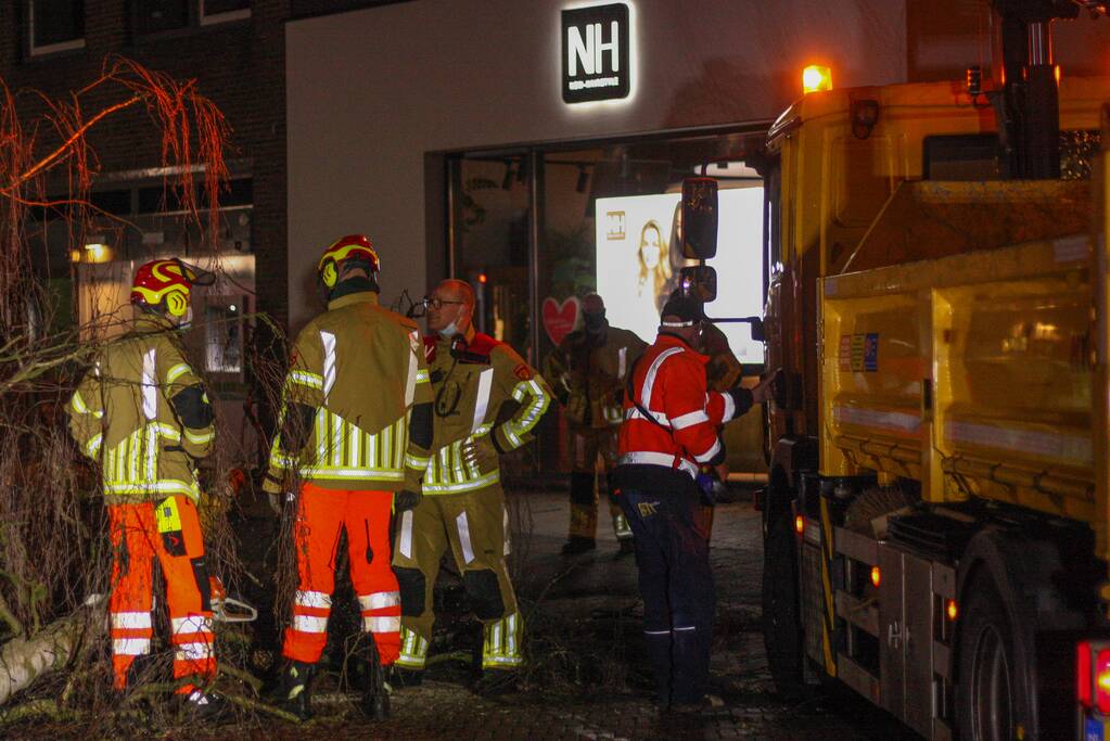 Instabiele boom omgezaagd door brandweer
