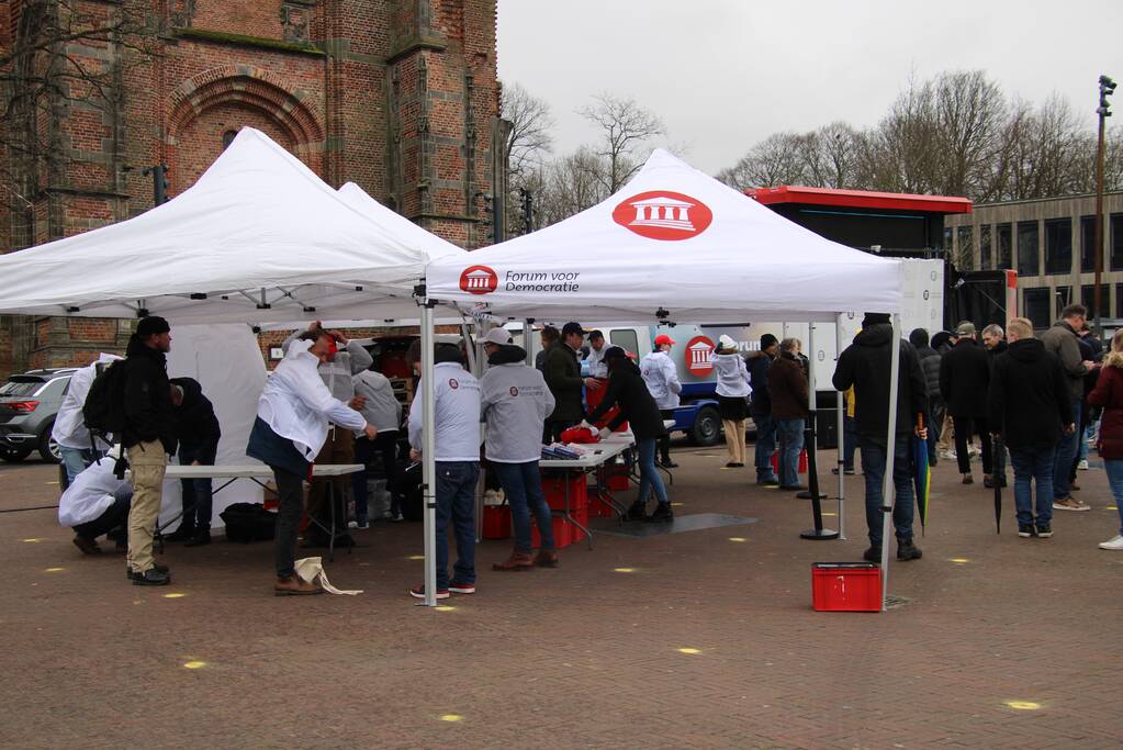 Thierry Baudet voert campagne bij Oldenhove-toren
