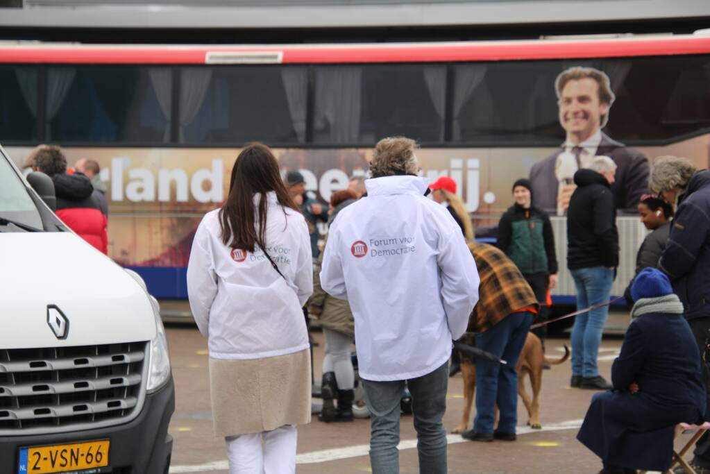 Thierry Baudet voert campagne bij Oldenhove-toren