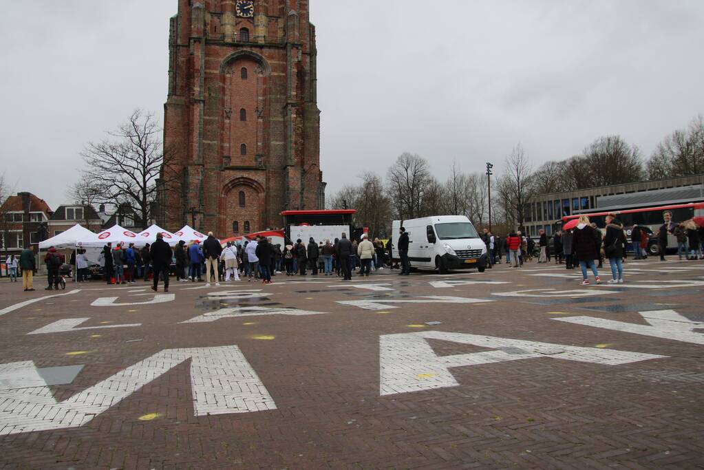 Thierry Baudet voert campagne bij Oldenhove-toren