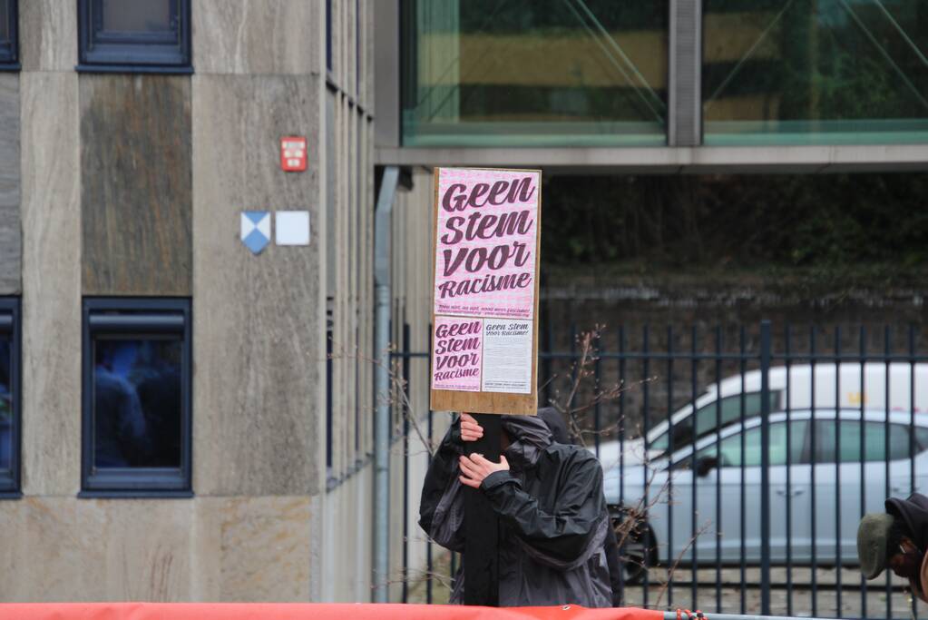 Thierry Baudet voert campagne bij Oldenhove-toren