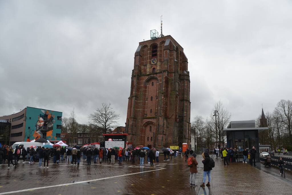 Thierry Baudet voert campagne bij Oldenhove-toren