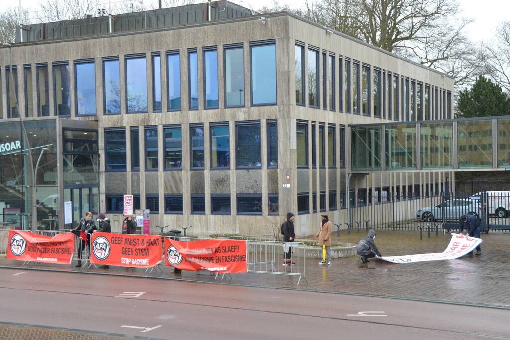 Thierry Baudet voert campagne bij Oldenhove-toren