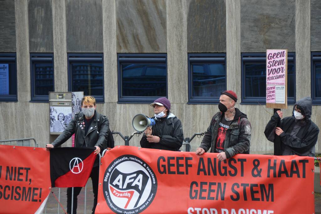 Thierry Baudet voert campagne bij Oldenhove-toren