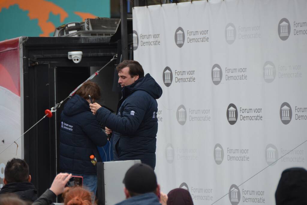 Thierry Baudet voert campagne bij Oldenhove-toren