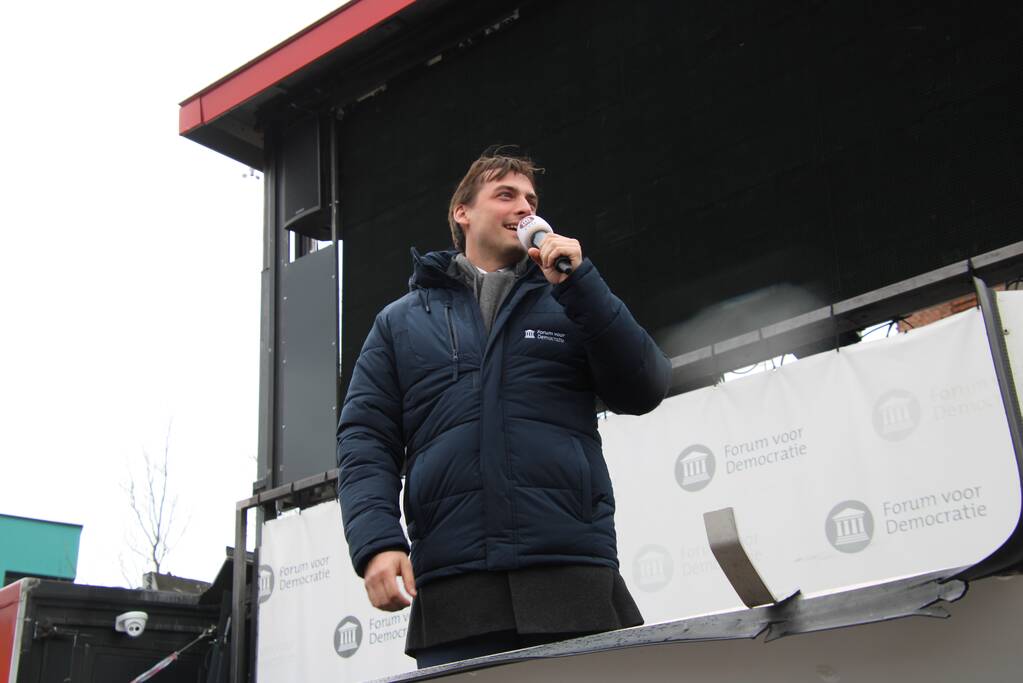 Thierry Baudet voert campagne bij Oldenhove-toren