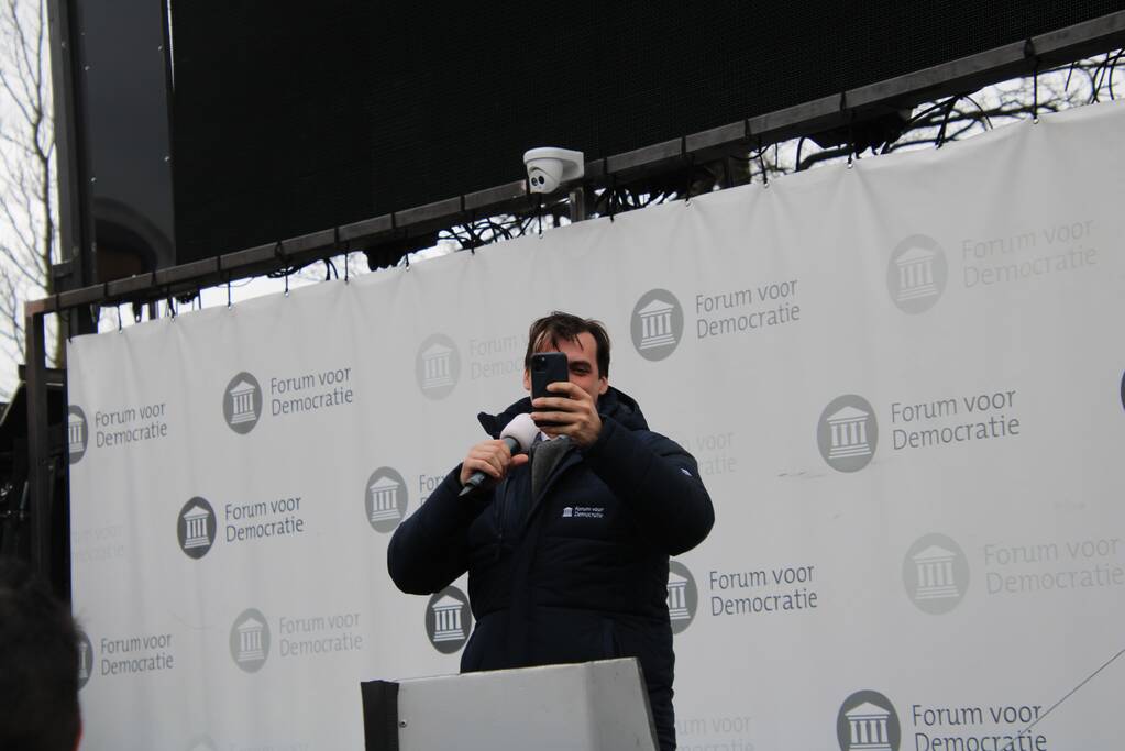 Thierry Baudet voert campagne bij Oldenhove-toren