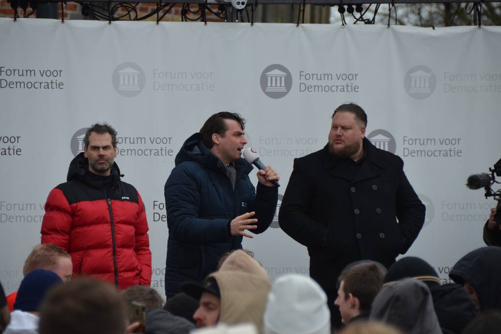 Thierry Baudet voert campagne bij Oldenhove-toren