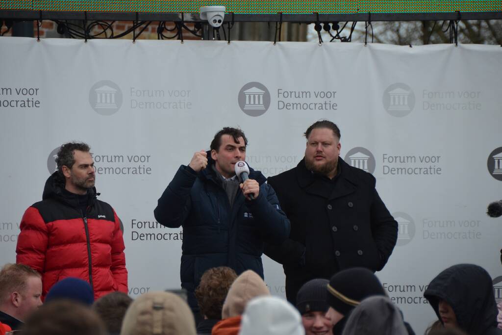 Thierry Baudet voert campagne bij Oldenhove-toren