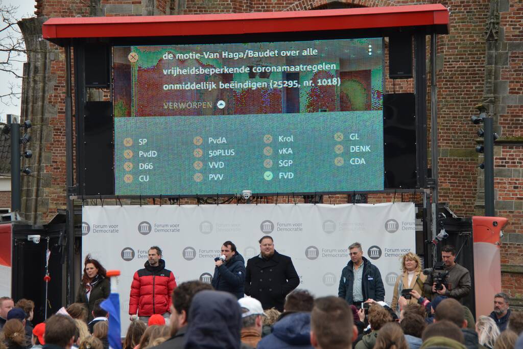 Thierry Baudet voert campagne bij Oldenhove-toren