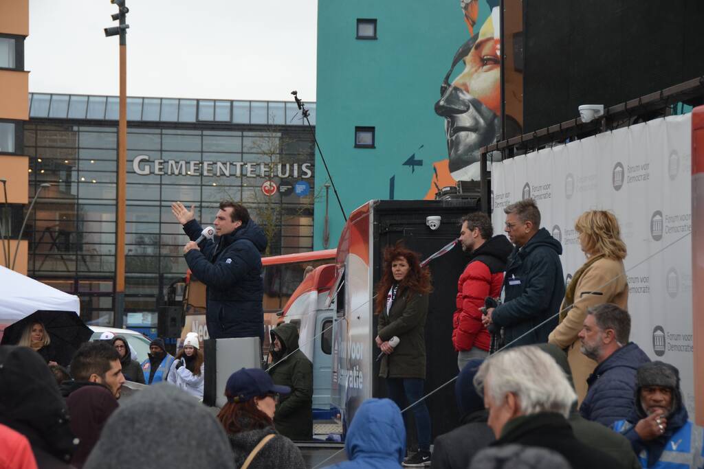 Thierry Baudet voert campagne bij Oldenhove-toren