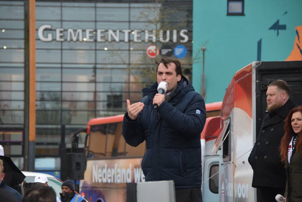 Thierry Baudet voert campagne bij Oldenhove-toren