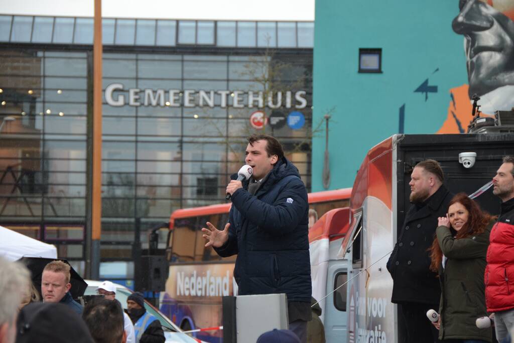 Thierry Baudet voert campagne bij Oldenhove-toren
