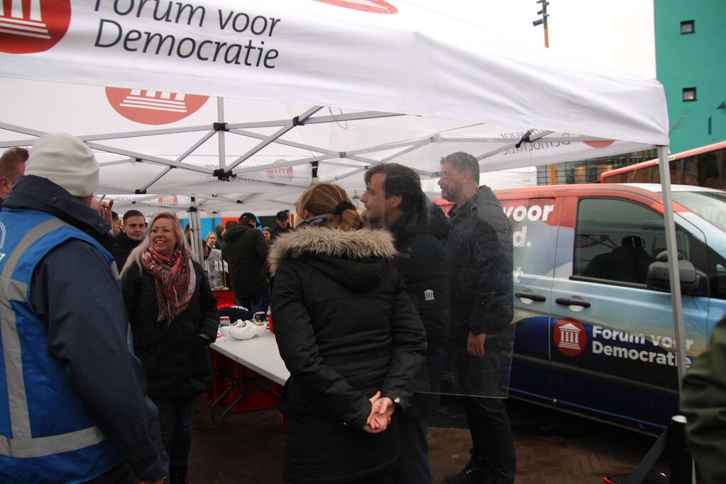 Thierry Baudet voert campagne bij Oldenhove-toren
