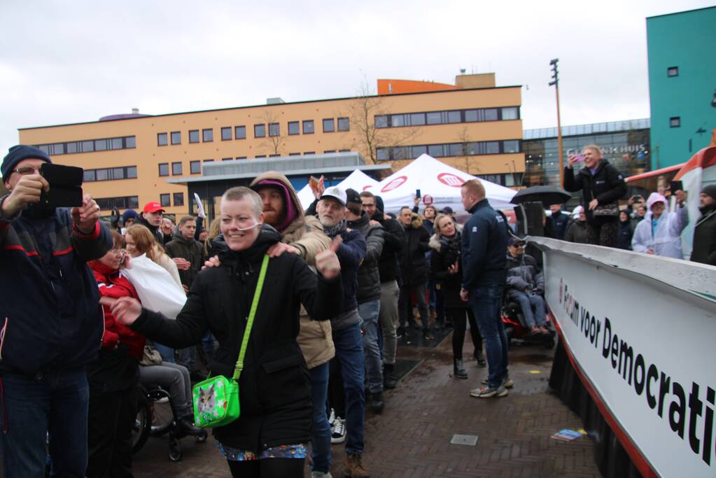 Thierry Baudet voert campagne bij Oldenhove-toren