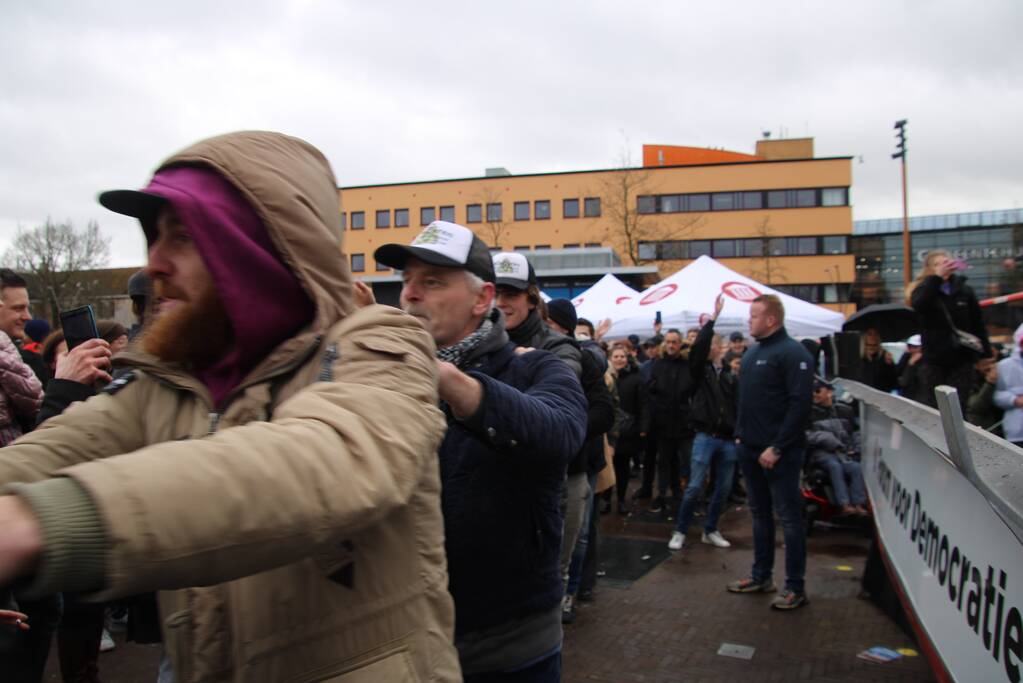 Thierry Baudet voert campagne bij Oldenhove-toren
