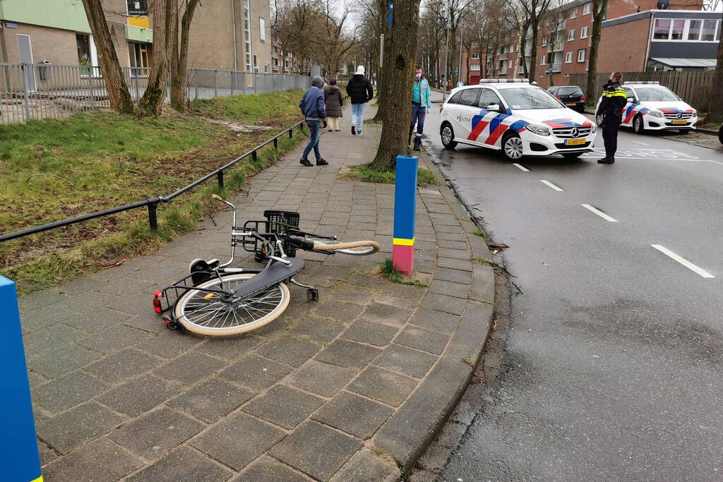 Fietser aangereden op t-splitsing door auto