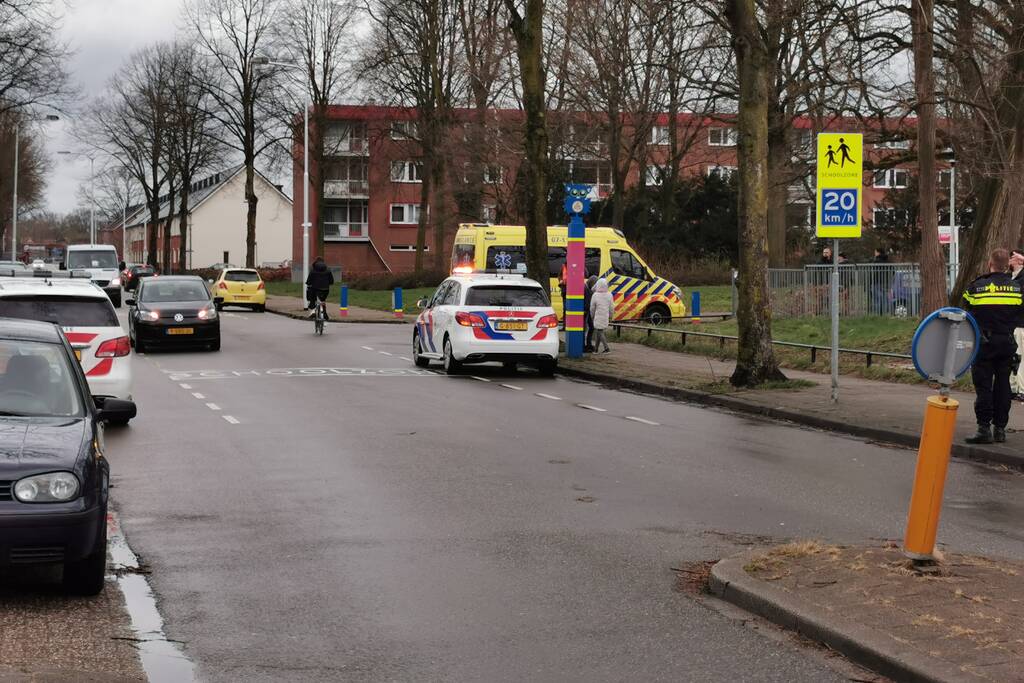 Fietser aangereden op t-splitsing door auto