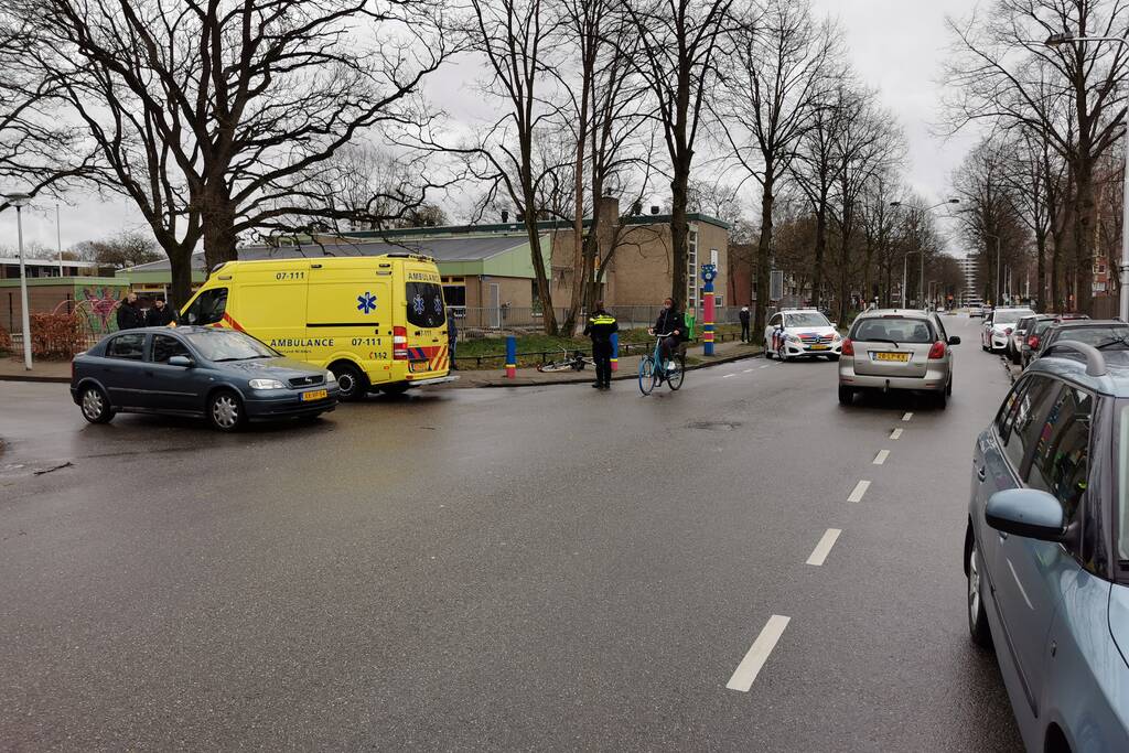 Fietser aangereden op t-splitsing door auto