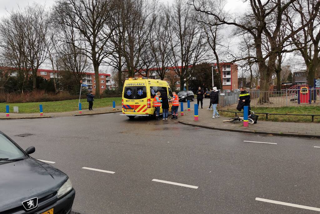 Fietser aangereden op t-splitsing door auto