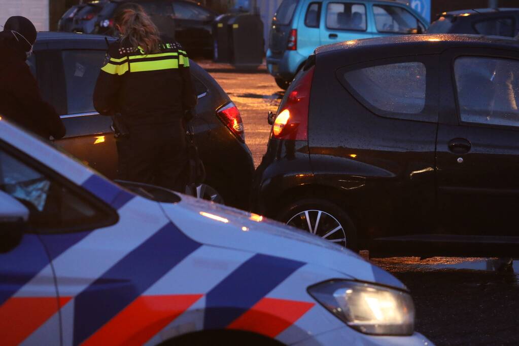 Bestuurder botst op personenauto door parkeerfout