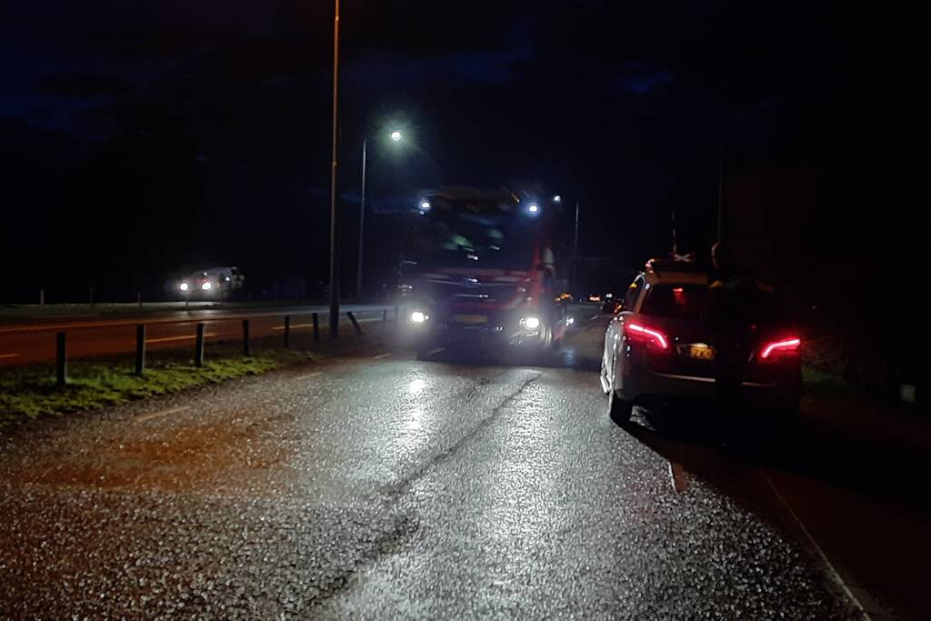 Brandweer doet controle na pechgeval met rokende motor