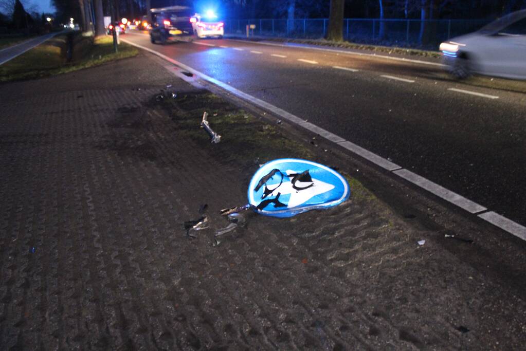Automobiliste verliest macht over het stuur en rijdt verkeersborden uit de grond