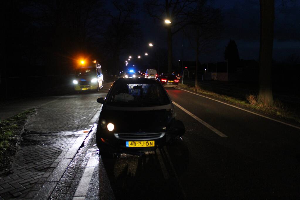 Automobiliste verliest macht over het stuur en rijdt verkeersborden uit de grond