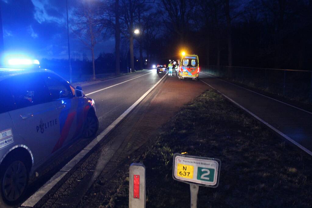 Automobiliste verliest macht over het stuur en rijdt verkeersborden uit de grond