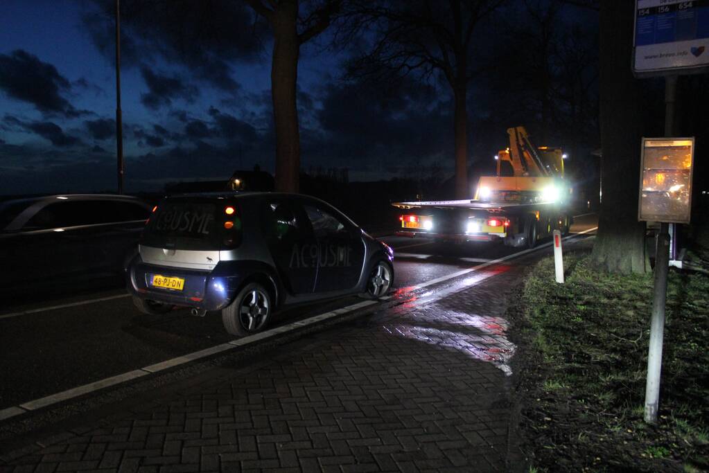 Automobiliste verliest macht over het stuur en rijdt verkeersborden uit de grond