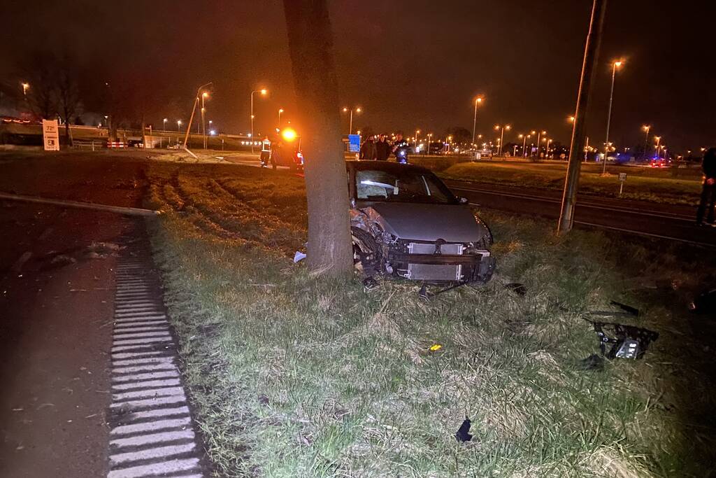 Bestuurder aangehouden na crash tegen boom