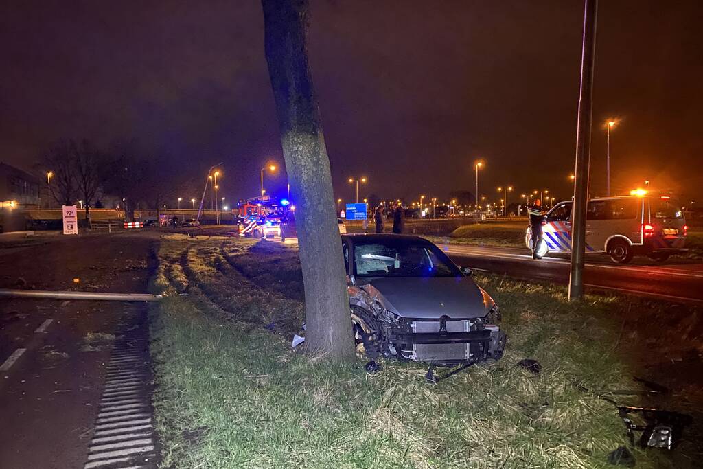 Bestuurder aangehouden na crash tegen boom