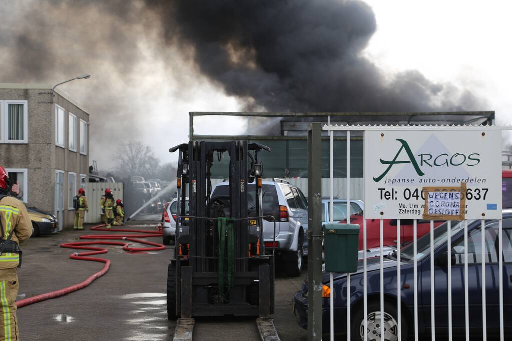 Grote brand bij autosloperij