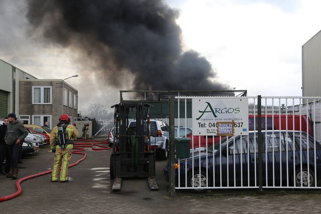 Grote brand bij autosloperij