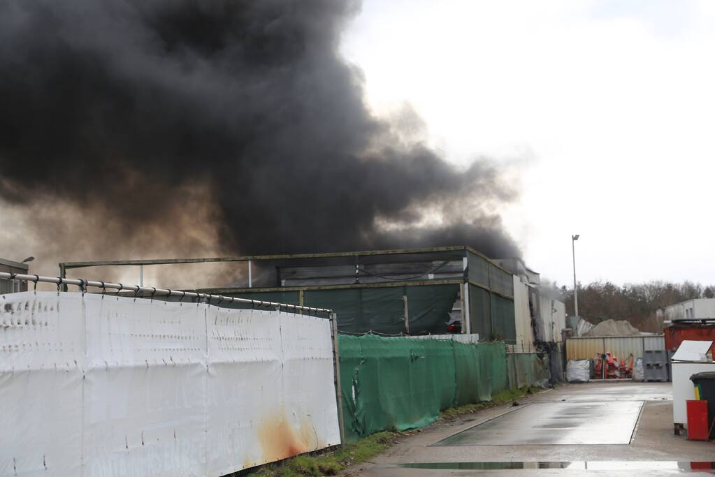 Grote brand bij autosloperij