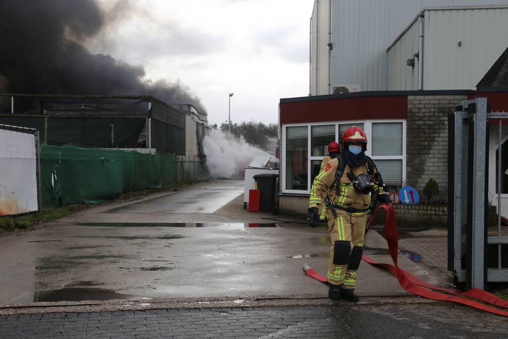 Grote brand bij autosloperij