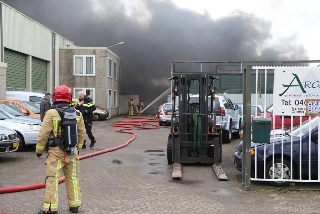 Grote brand bij autosloperij