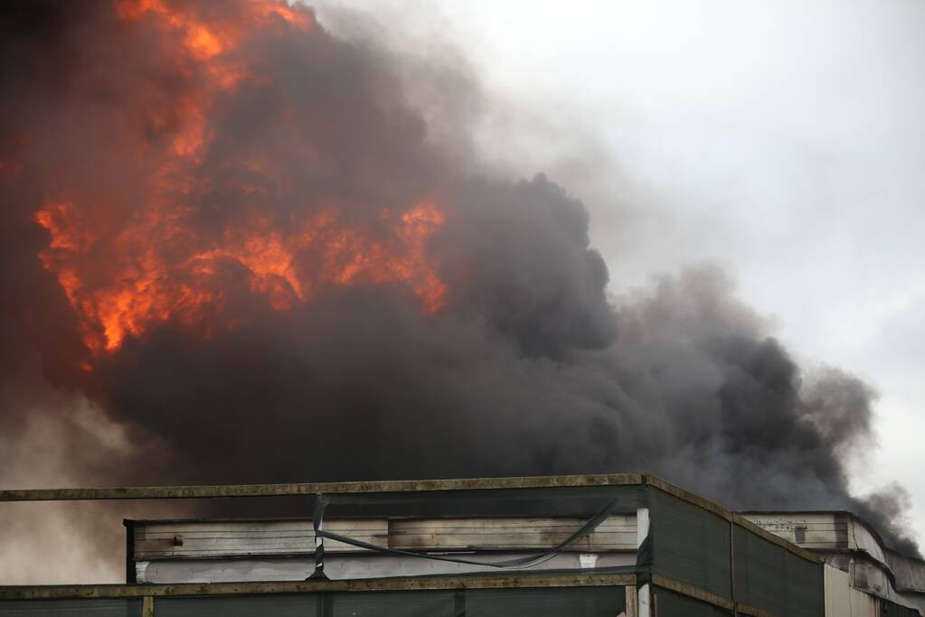 Grote brand bij autosloperij