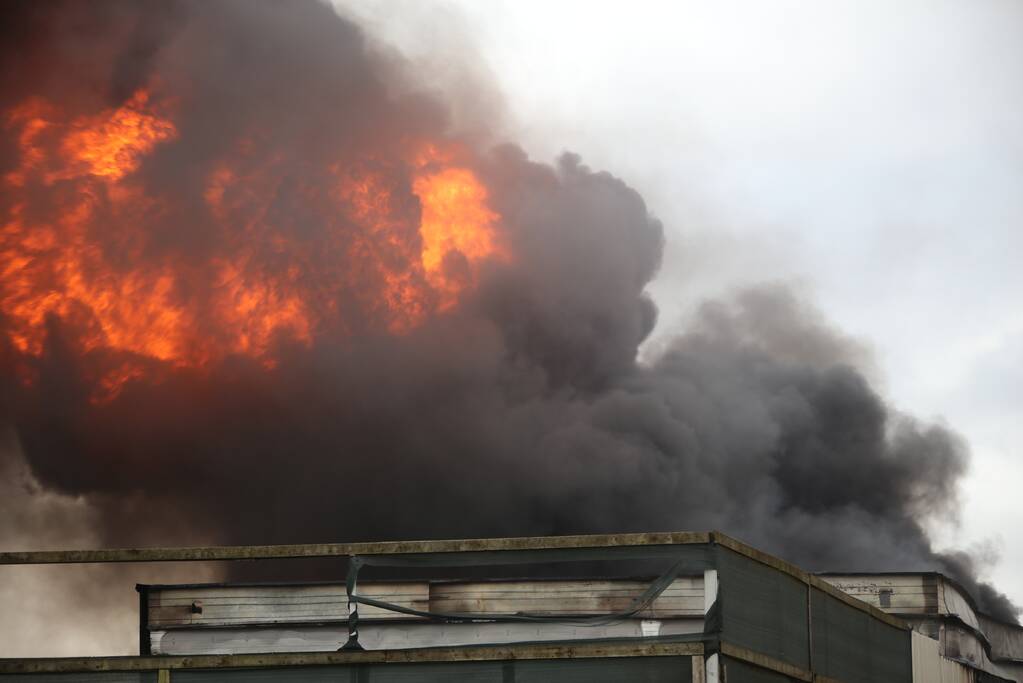 Grote brand bij autosloperij