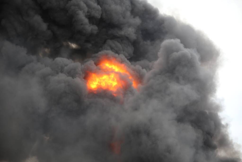 Grote brand bij autosloperij