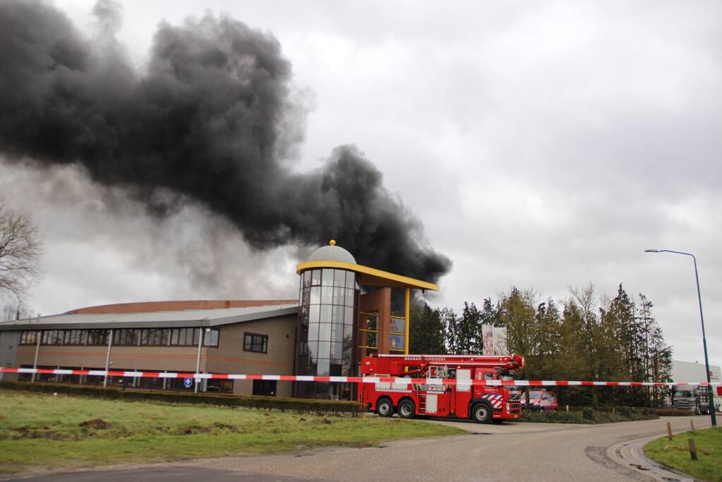 Grote brand bij autosloperij