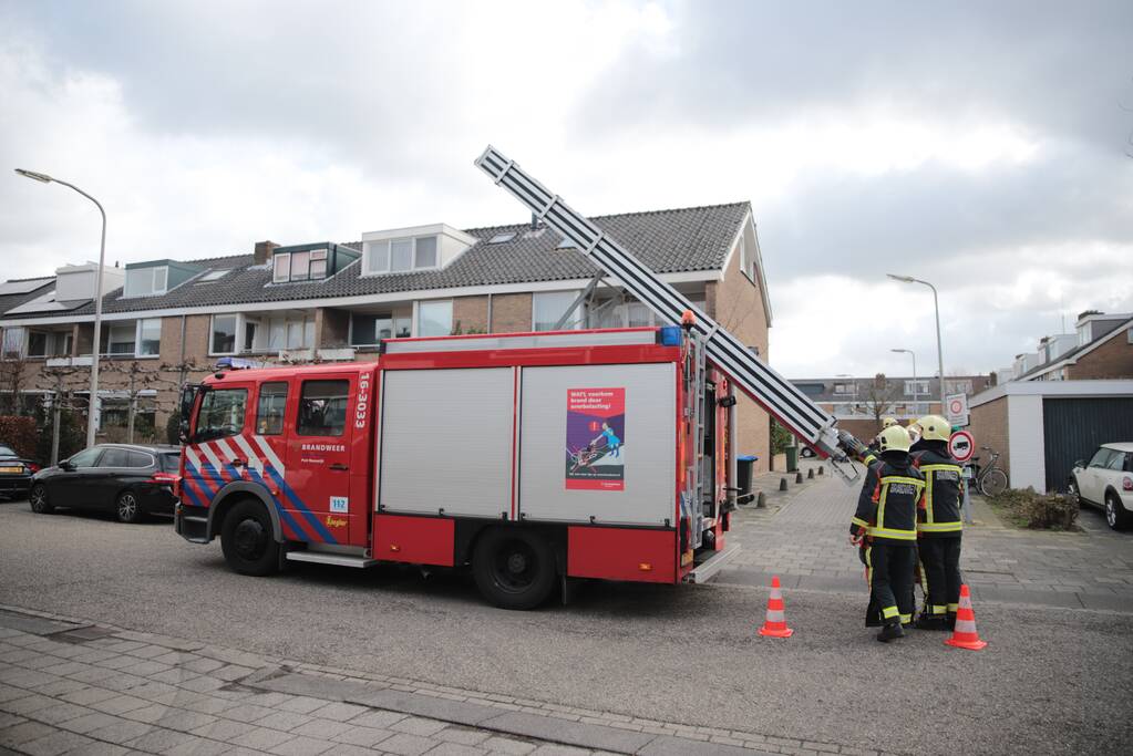 Brandweer zet losliggende dakpannen vast