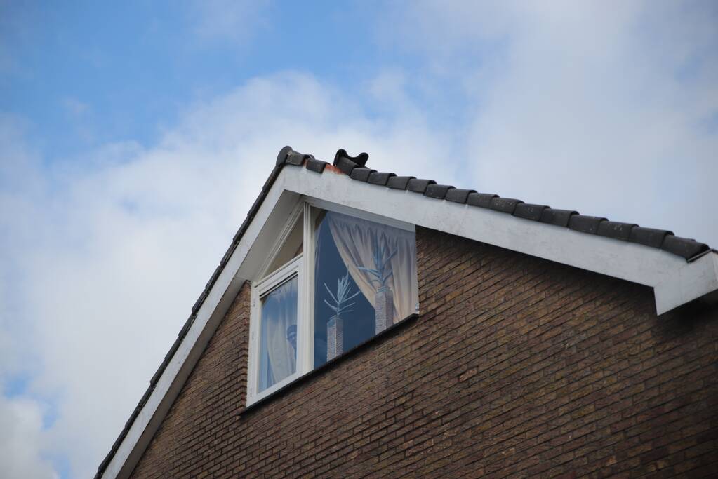 Brandweer zet losliggende dakpannen vast