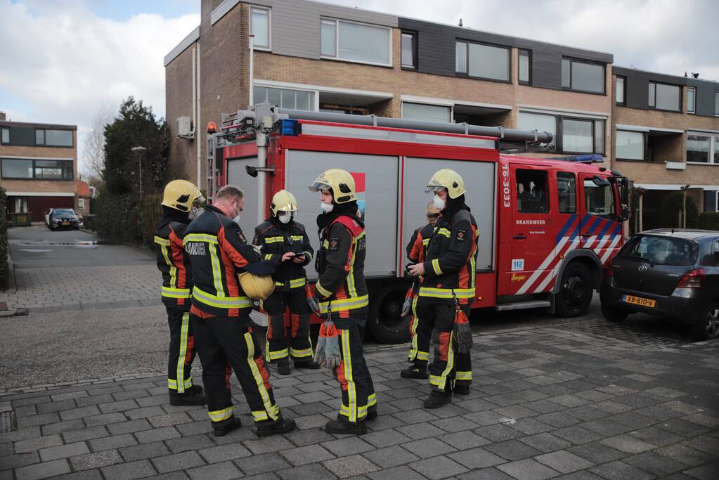 Brandweer zet losliggende dakpannen vast