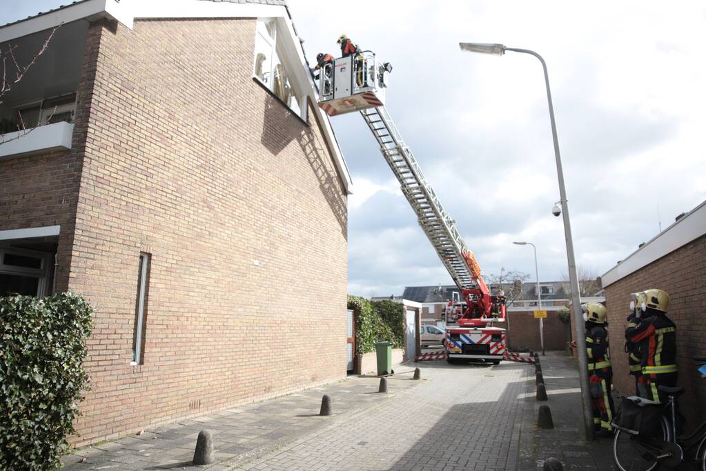 Brandweer zet losliggende dakpannen vast