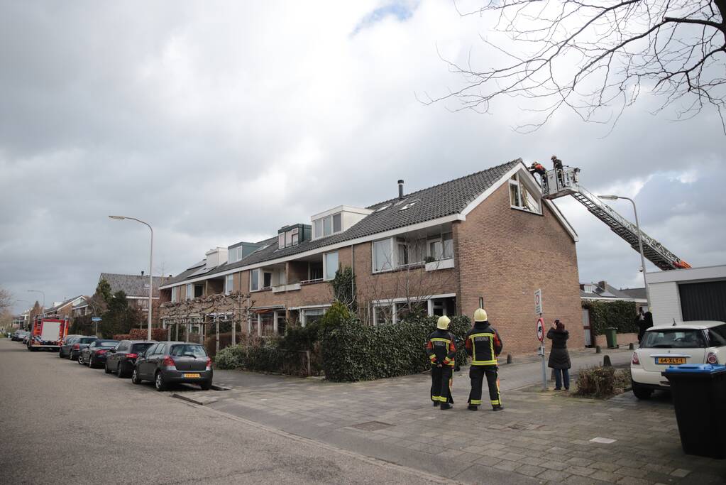 Brandweer zet losliggende dakpannen vast