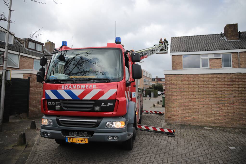Brandweer zet losliggende dakpannen vast