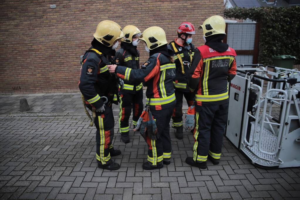 Brandweer zet losliggende dakpannen vast