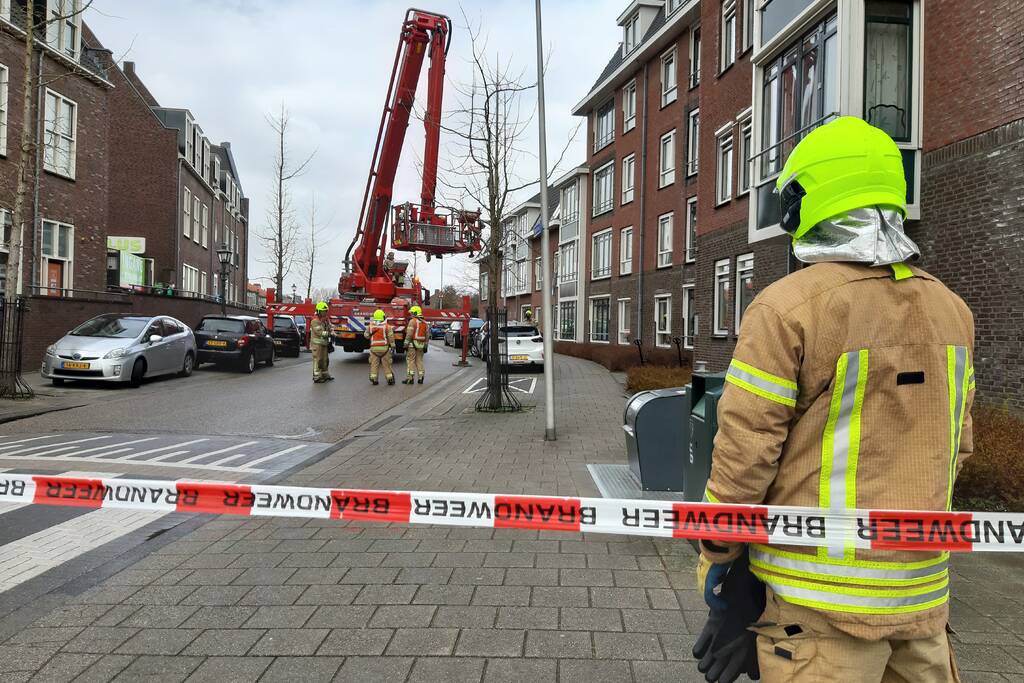 Brandweer legt losliggende dakpannen terug