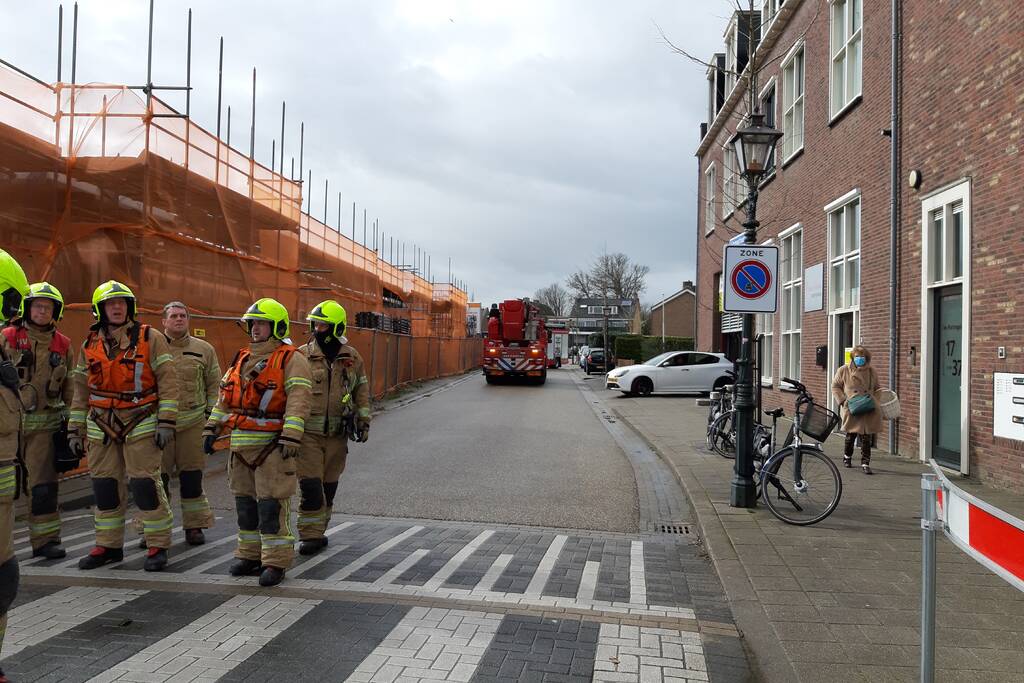 Brandweer legt losliggende dakpannen terug